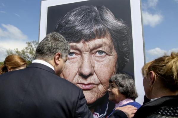 Порошенко в Киеве открыл фотовыставку "Матери героев" Порошенко в Киеве открыл фотовыставку "Матери героев"