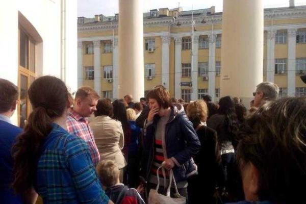 В Киеве пассажиры штурмовали закрытую станцию метро «Вокзальная» В Киеве пассажиры штурмовали закрытую станцию метро «Вокзальная»