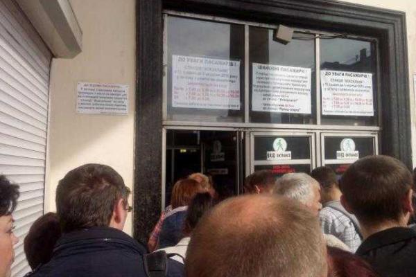 В Киеве пассажиры штурмовали закрытую станцию метро «Вокзальная» В Киеве пассажиры штурмовали закрытую станцию метро «Вокзальная»