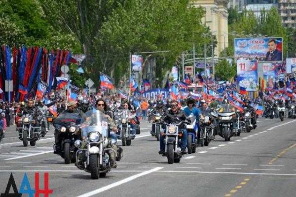 В Донецке завершилось шествие в честь «дня республики», на которое согнали огромное количество людей В Донецке завершилось шествие в честь «дня республики», на которое согнали огромное количество людей