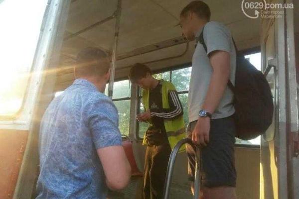 В Мариуполе загорелся трамвай с пассажирами