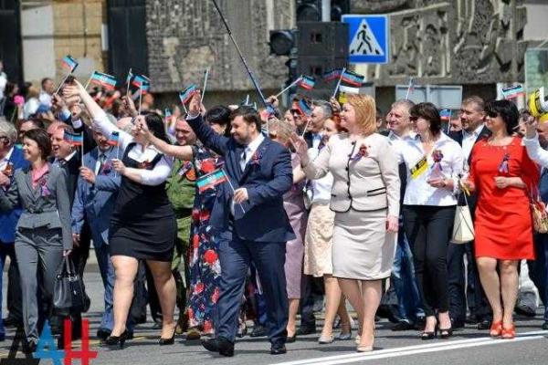 В Донецке завершилось шествие в честь «дня республики», на которое согнали огромное количество людей В Донецке завершилось шествие в честь «дня республики», на которое согнали огромное количество людей