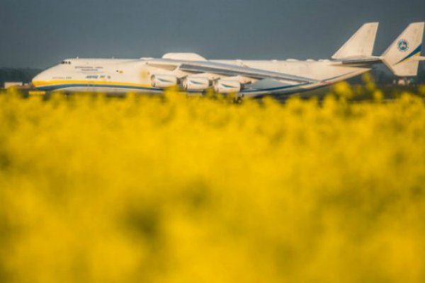 Появились фото и видео приземления украинского самолета-гиганта «Мрия» в Австралии