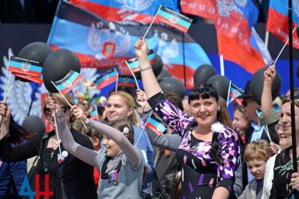В Донецке завершилось шествие в честь «дня республики», на которое согнали огромное количество людей В Донецке завершилось шествие в честь «дня республики», на которое согнали огромное количество людей