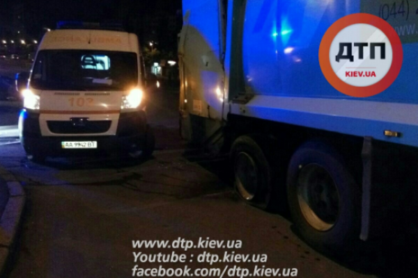 В Киеве пьяный водитель Ауди влетел в мусоровоз