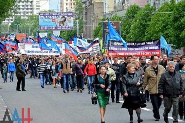 В Донецке и Луганске прошли первомайские демонстрации "в лучших советских традициях" В Донецке и Луганске прошли первомайские демонстрации "в лучших советских традициях"
