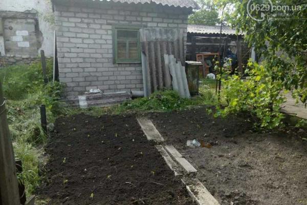 Жительница Мариуполя откопала в огороде гранату