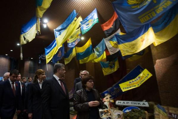 Порошенко в Киеве открыл фотовыставку "Матери героев" Порошенко в Киеве открыл фотовыставку "Матери героев"