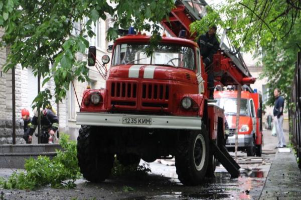 Киевские спасатели тушили пожар в девятиэтажке на Грушевского
