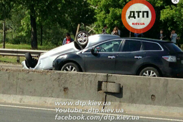 В Киеве в результате ДТП перевернулся автомобиль, есть пострадавшие