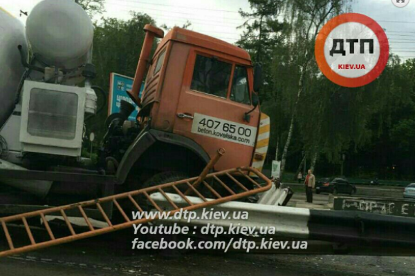В Киеве бетоновоз врезался в легковушку и пробил отбойник В Киеве бетоновоз врезался в легковушку и пробил отбойник