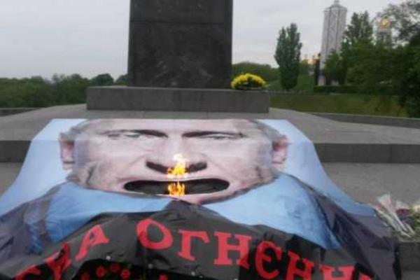 В Киеве появился "огнедышащий" Путин В Киеве появился "огнедышащий" Путин
