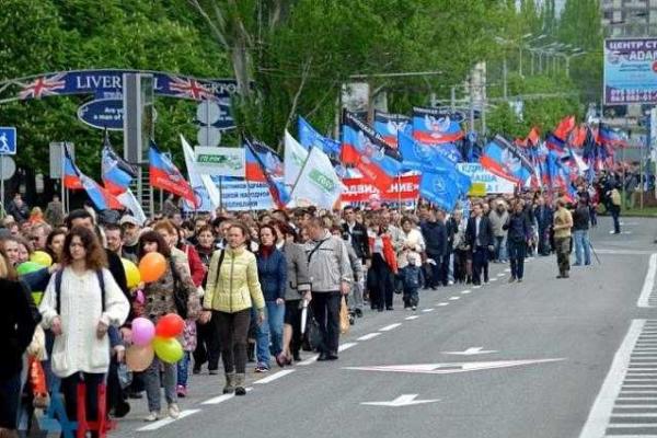 В Донецке и Луганске прошли первомайские демонстрации "в лучших советских традициях" В Донецке и Луганске прошли первомайские демонстрации "в лучших советских традициях"