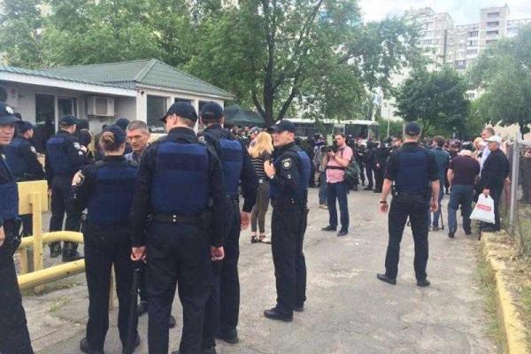 Массовая драка и взрыв в Киеве: более 20 зачинщиков ЧП заблокировал спецназ Массовая драка и взрыв в Киеве: более 20 зачинщиков ЧП заблокировал спецназ