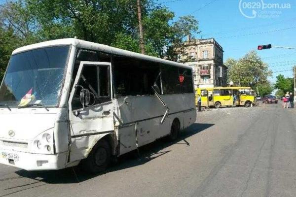 В Мариуполе маршрутка столкнулась с военным автобусом: 12 пострадавших В Мариуполе маршрутка столкнулась с военным автобусом: 12 пострадавших