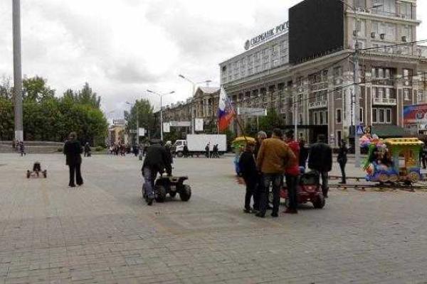 В Донецке и Луганске прошли первомайские демонстрации "в лучших советских традициях" В Донецке и Луганске прошли первомайские демонстрации "в лучших советских традициях"