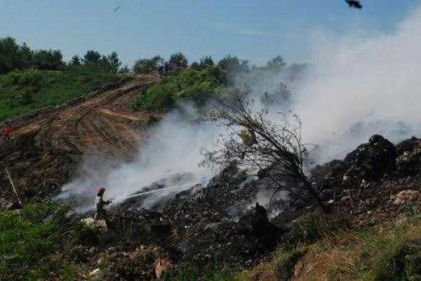 Подробности обвала на свалке во Львовской области: под завалами оказались спасатели и член партии "УКРОП" Подробности обвала на свалке во Львовской области: под завалами оказались спасатели и член партии "УКРОП"