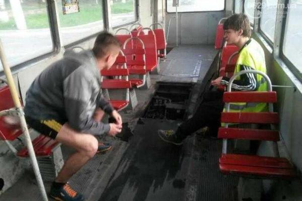 В Мариуполе загорелся трамвай с пассажирами