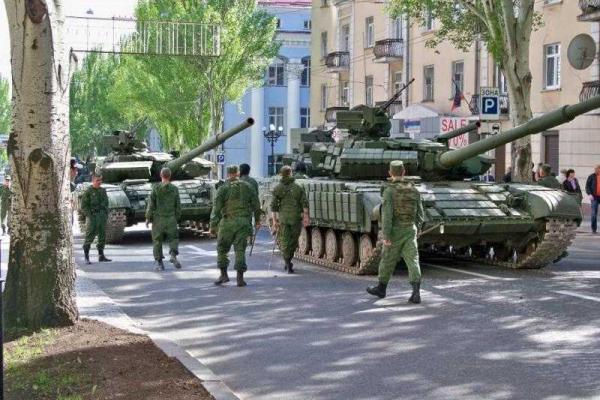 Центр Донецка заполонили танки