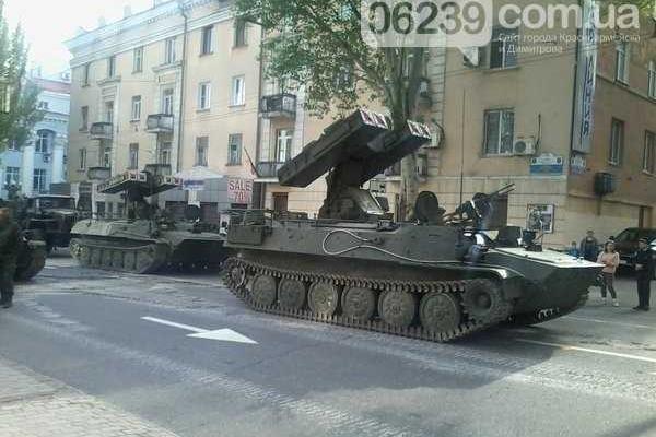 Танки "ДНР" убили асфальт в Донецке - соцсети 