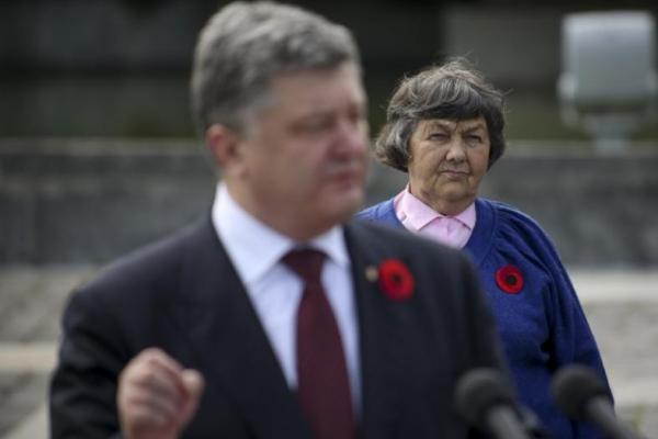 Порошенко в Киеве открыл фотовыставку "Матери героев" Порошенко в Киеве открыл фотовыставку "Матери героев"