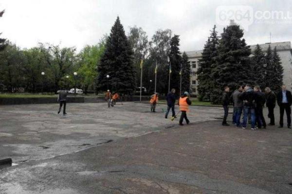 В Краматорске ждут Порошенко: с метлами и военной техникой