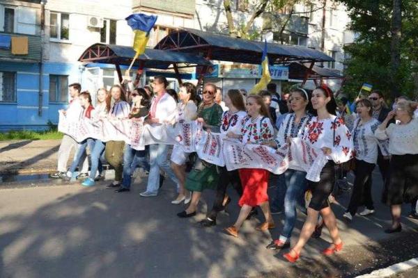 В Северодонецке образовали "живую" вышиванку 