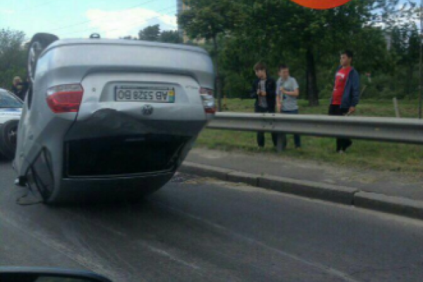 В Киеве в результате ДТП перевернулся автомобиль, есть пострадавшие