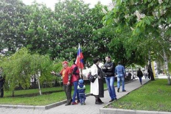 В Донецке и Луганске прошли первомайские демонстрации "в лучших советских традициях" В Донецке и Луганске прошли первомайские демонстрации "в лучших советских традициях"