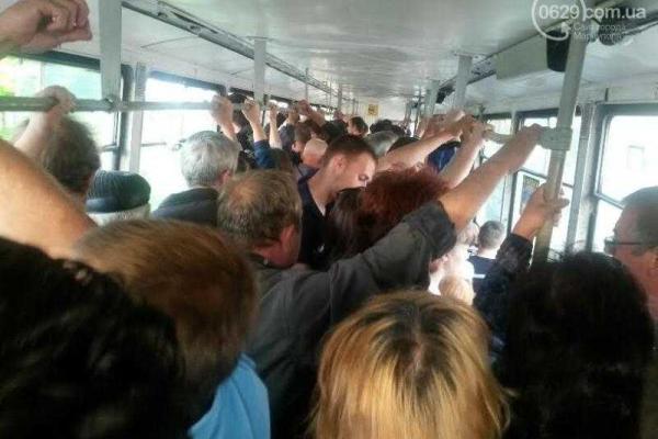 В Мариуполе загорелся трамвай с пассажирами