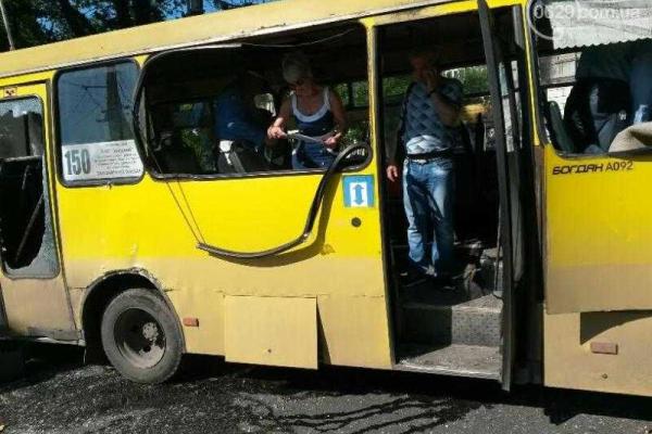 В Мариуполе маршрутка столкнулась с военным автобусом: 12 пострадавших В Мариуполе маршрутка столкнулась с военным автобусом: 12 пострадавших