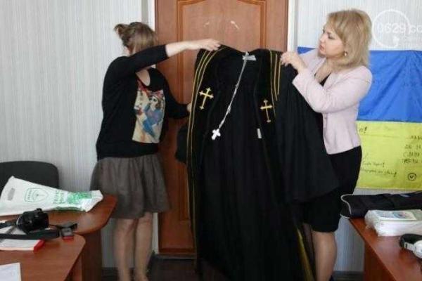 Мариупольцы вернули военному священнику рясу и крест
