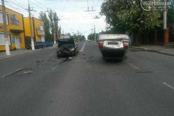 В Мариуполе в результате ДТП автомобиль перевернулся на крышу В Мариуполе в результате ДТП автомобиль перевернулся на крышу