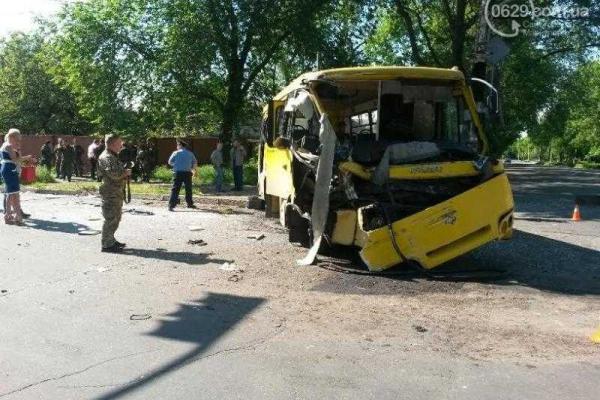 В Мариуполе маршрутка столкнулась с военным автобусом: 12 пострадавших В Мариуполе маршрутка столкнулась с военным автобусом: 12 пострадавших