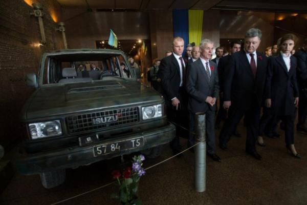 Порошенко в Киеве открыл фотовыставку "Матери героев" Порошенко в Киеве открыл фотовыставку "Матери героев"