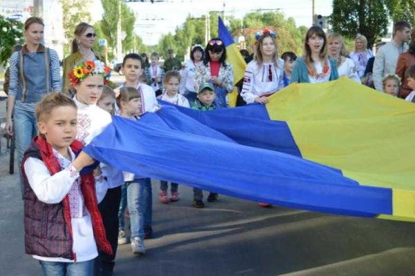 В Северодонецке образовали "живую" вышиванку 