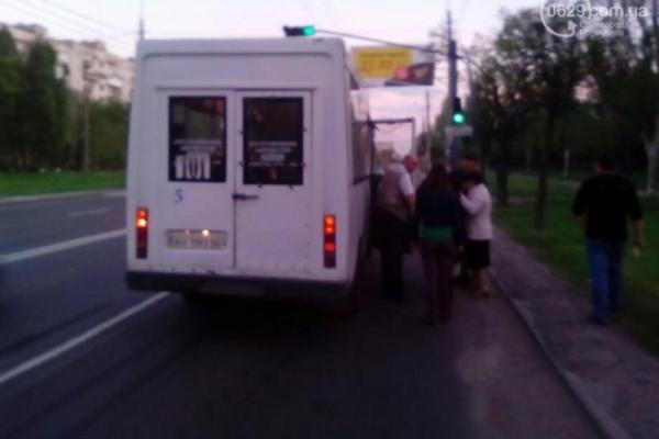 В Мариуполе подвыпившая женщина выпала из маршрутки