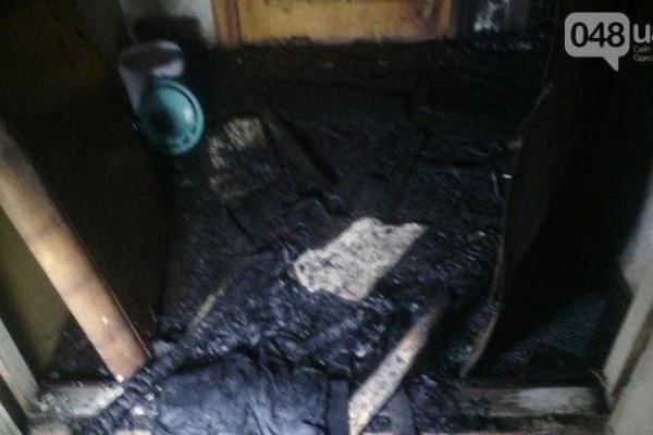 Взрыв в одесской многоэтажке: горящему хозяину квартиры пришлось тушить себя в луже Взрыв в одесской многоэтажке: горящему хозяину квартиры пришлось тушить себя в луже