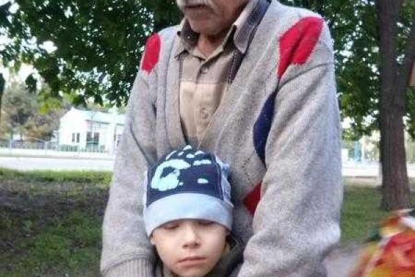 В Мариуполе потерял память дедушка, гулявший с правнуком