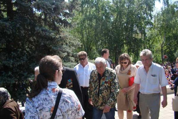 В прифронтовом городе на Луганщине прошел «парад» георгиевских ленточек В прифронтовом городе на Луганщине прошел «парад» георгиевских ленточек