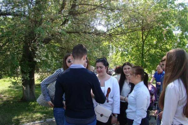 В прифронтовом городе на Луганщине прошел «парад» георгиевских ленточек В прифронтовом городе на Луганщине прошел «парад» георгиевских ленточек