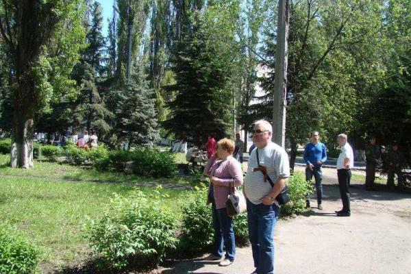 В прифронтовом городе на Луганщине прошел «парад» георгиевских ленточек В прифронтовом городе на Луганщине прошел «парад» георгиевских ленточек