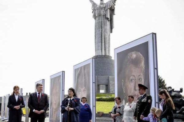 Порошенко в Киеве открыл фотовыставку "Матери героев" Порошенко в Киеве открыл фотовыставку "Матери героев"