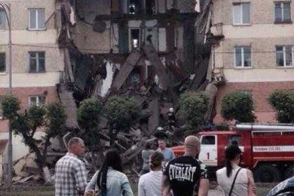 В России рухнул подъезд 5-этажного жилого дома: под завалами находятся люди В России рухнул подъезд 5-этажного жилого дома: под завалами находятся люди