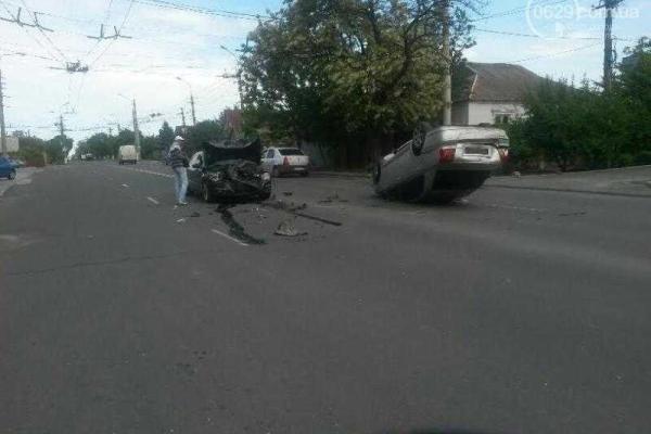 В Мариуполе в результате ДТП автомобиль перевернулся на крышу В Мариуполе в результате ДТП автомобиль перевернулся на крышу