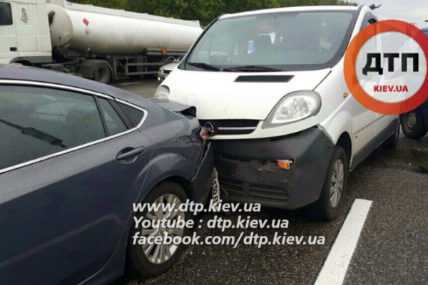 Смертельное ДТП на Бориспольской трассе: Пежо врезался в аварийные автомобили и сбил водителя Смертельное ДТП на Бориспольской трассе: Пежо врезался в аварийные автомобили и сбил водителя