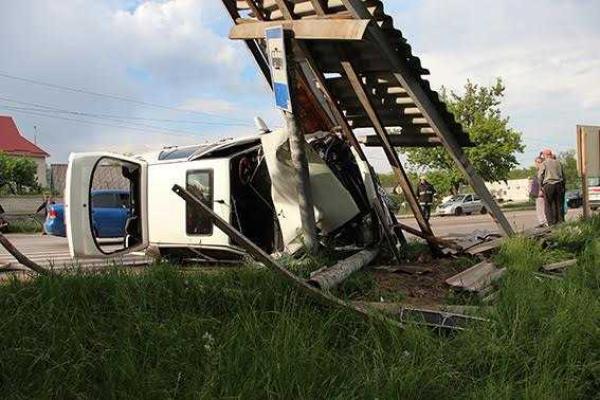 На Житомирщине женщина снесла остановку вместе с людьми