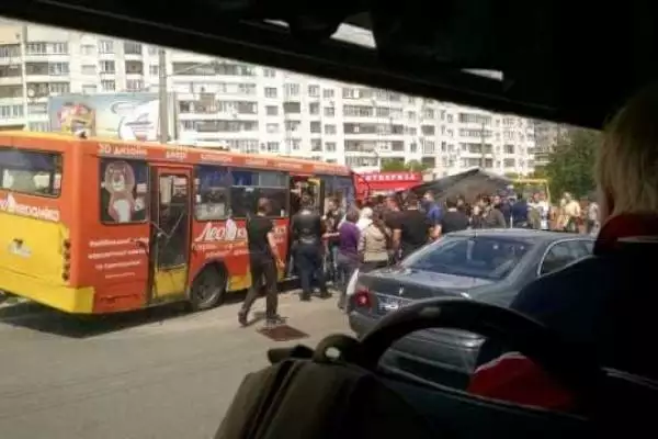 В Луцке рекламный щит упал на маршрутку с людьми В Луцке рекламный щит упал на маршрутку с людьми