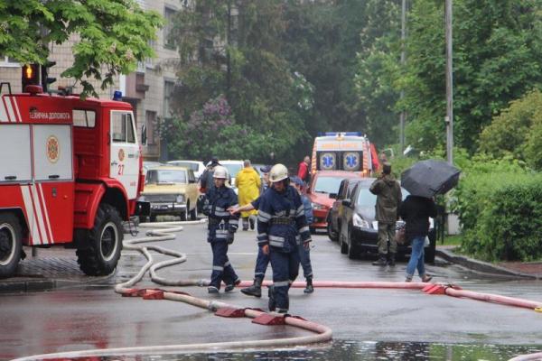 Киевские спасатели тушили пожар в девятиэтажке на Грушевского
