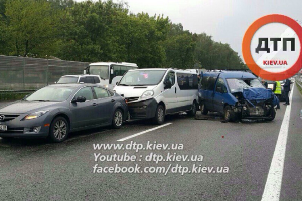 Смертельное ДТП на Бориспольской трассе: Пежо врезался в аварийные автомобили и сбил водителя Смертельное ДТП на Бориспольской трассе: Пежо врезался в аварийные автомобили и сбил водителя